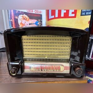 1948 General Electric Bakelite radio